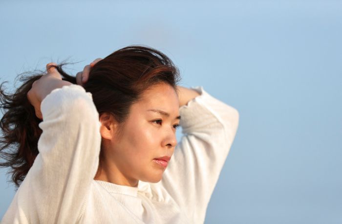 Apakah Sering Mengikat Rambut Bisa Membuat Rambut Lebih Mudah Rontok?