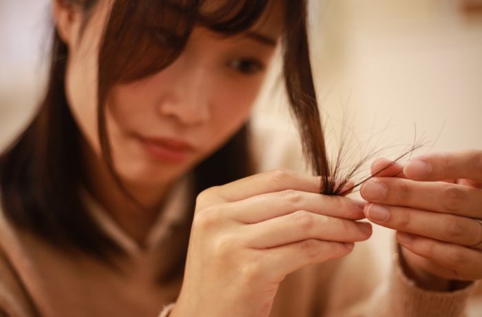 Kenapa Ujung Rambut Bisa Sangat Kering sementara Kulit Kepala Berminyak?