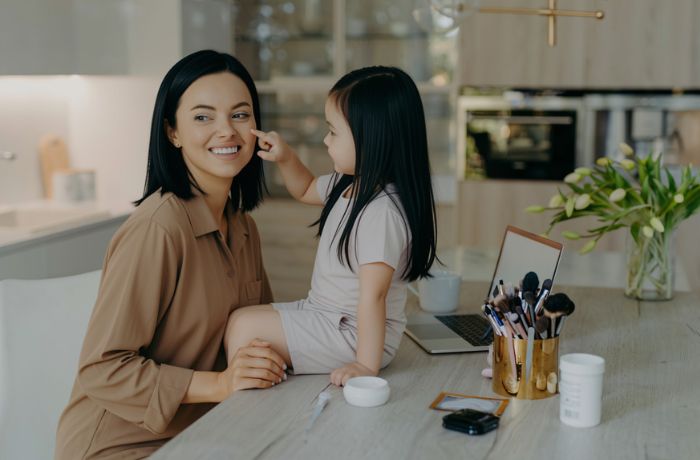 Tanya Dong: Apakah Skincare Tetap Perlu Dipakai Saat Seharian Berada di Dalam Rumah?
