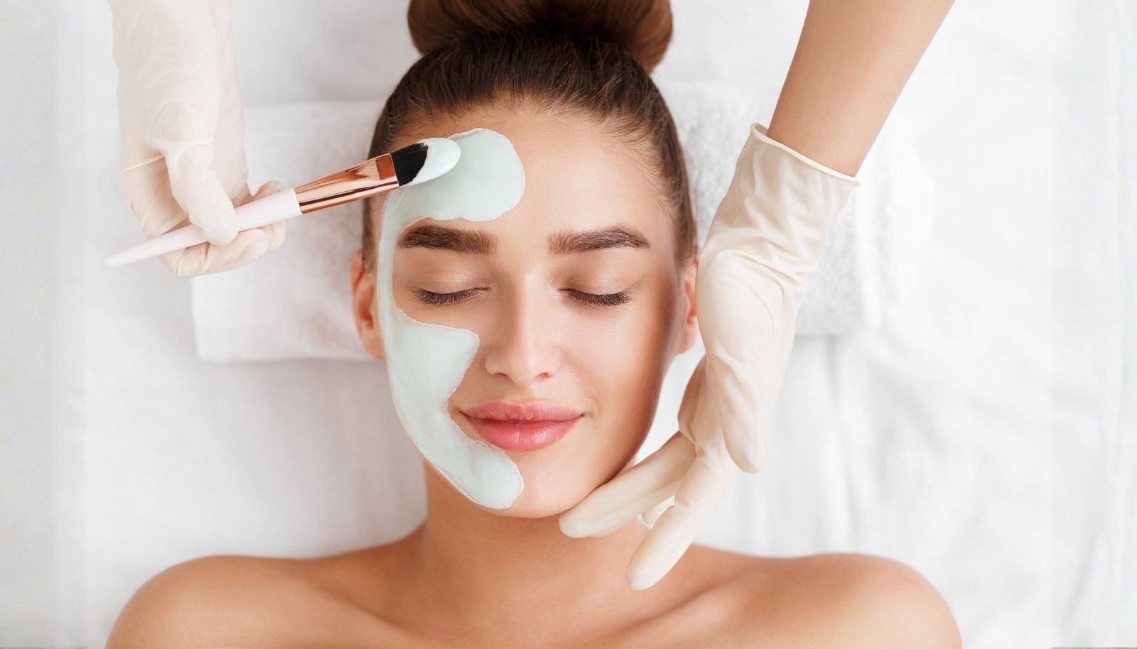 Hilangkan Flek di Wajah, Pakai Skincare Apa?